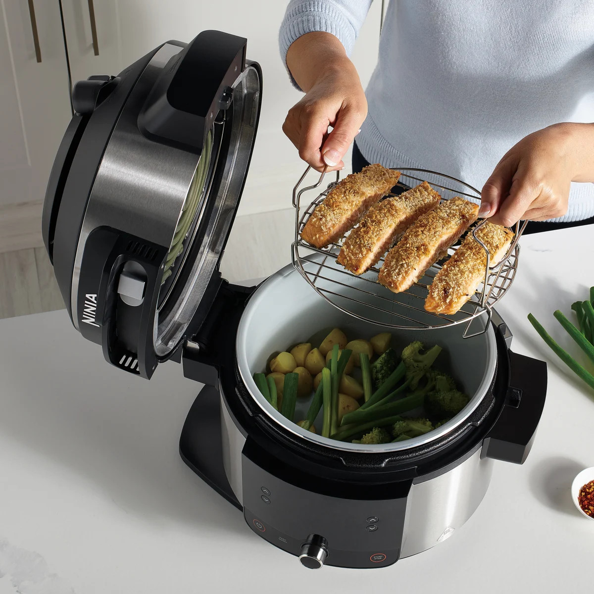 Ninja Foodi Pressure Cooker Steam Fryer with SmartLid OL550EU