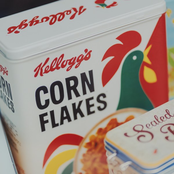 Corn flakes roses with raisins