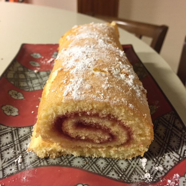 Strawberry jam rolled biscuit